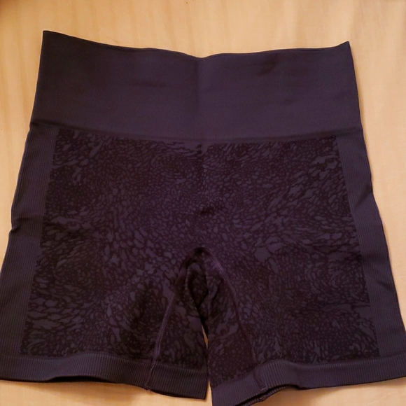 Lululemon navy shorts - Picture 1 of 2